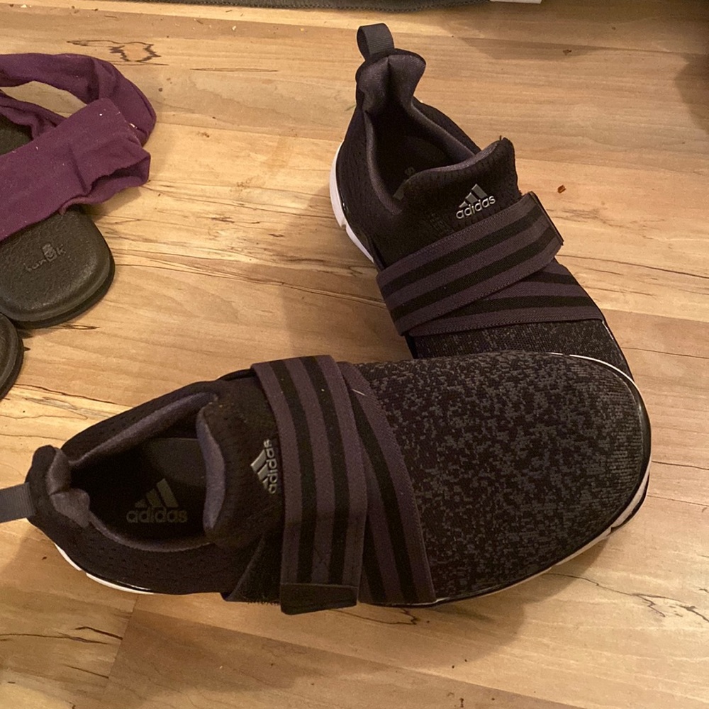 Adidas velcro size 8 like new